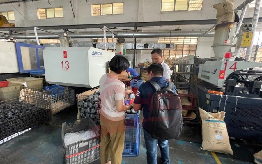 Kỹ thuật viên kiểm tra bánh xe đẩy trên các loại mặt sàn nhà xưởng